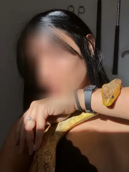Claudia, 27